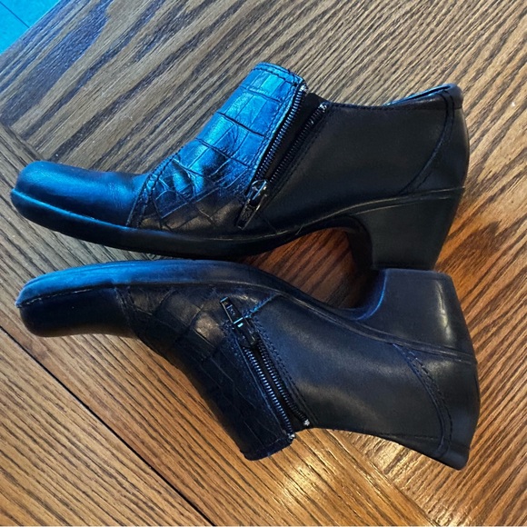 Clarks Women's Leather Side Zip Black Heeled Boots Size 9 - Picture 2 of 7